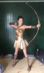 Alicia Vela-Bailey com uma roupa de Amazona entre as filmagens