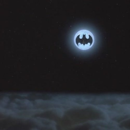 Batman tem uma caverna de morcegos na lua