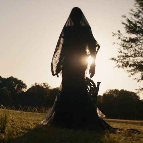 CRÍTICA-A MULHER NO JARDIM
