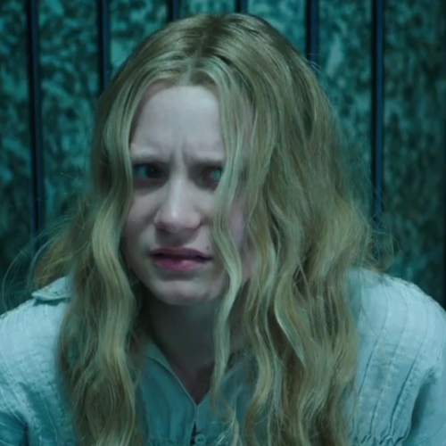 Fuga de hospício em trailer final de ‘Alice Através do Espelho’